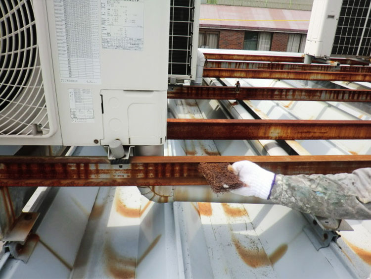 屋根がボロボロで、サビだらけ・・・(Before)